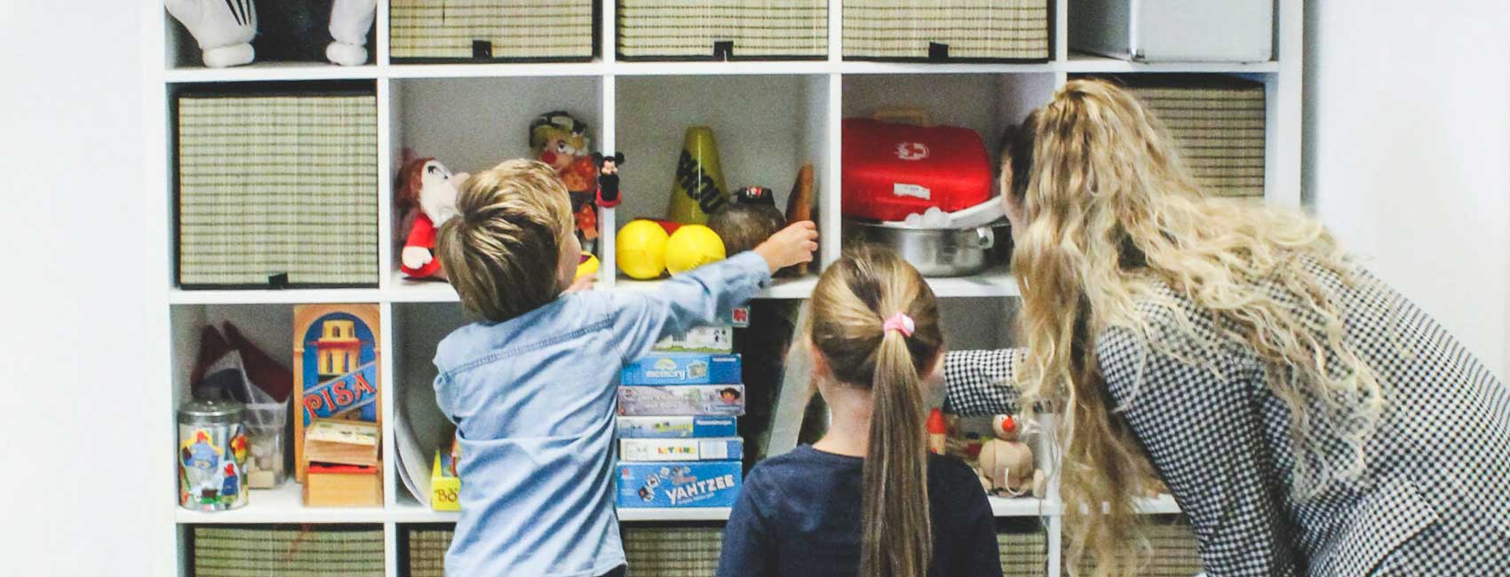 Kinderen onder begeleiding van een therapeut