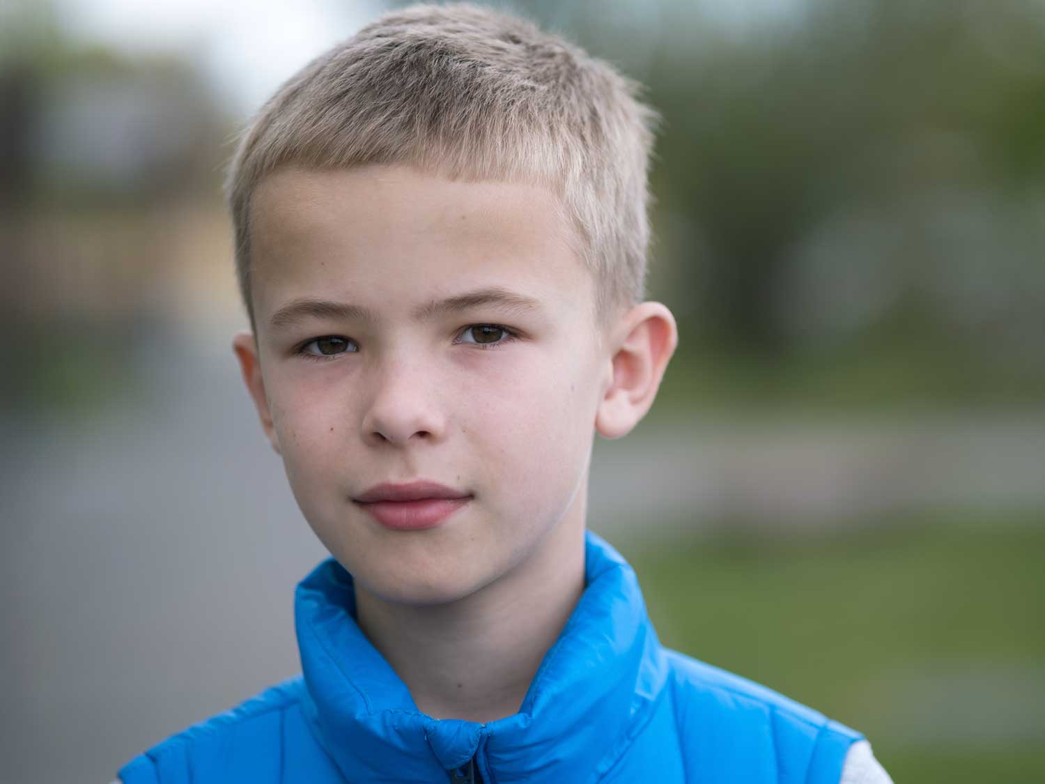 Stepped matched care Kind van 8 jaar kijkt in de camera